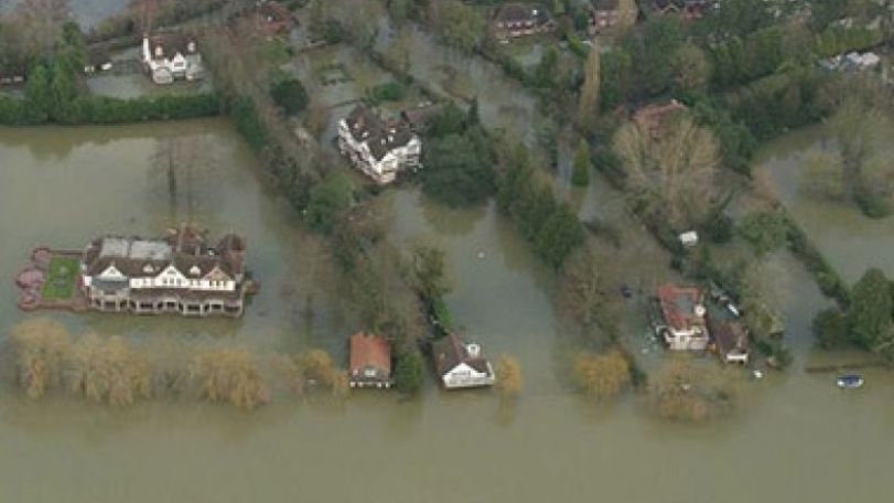 UK floods: Homes evacuated as swollen Thames keeps rising