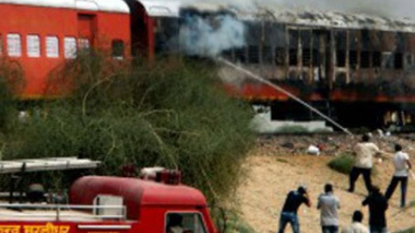 India train fire 'kills 23' in Andhra Pradesh state