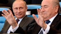 Пока Интерпол разыскивает 6 человек по делу ФИФА, в Кремле выражают недоумение в связи с неожиданной отставкой Блаттера…