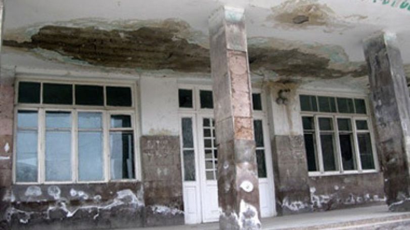 Քայքայված ու մաշված. Արտաբույնքի դպրոցի մեծ դասասենյակները տաքացնել չի լինում, ջեռուցումը դուրս է ցնդում