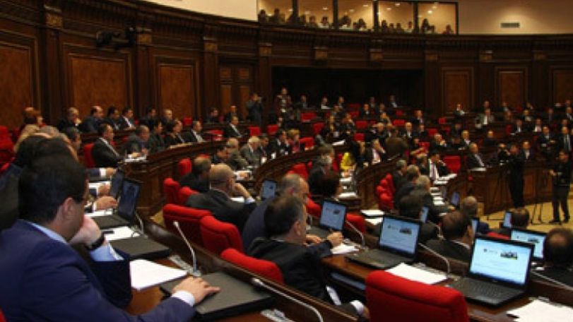 Парламент Армении одобрил в первом чтении законопроект о повышении зарплат чиновникам