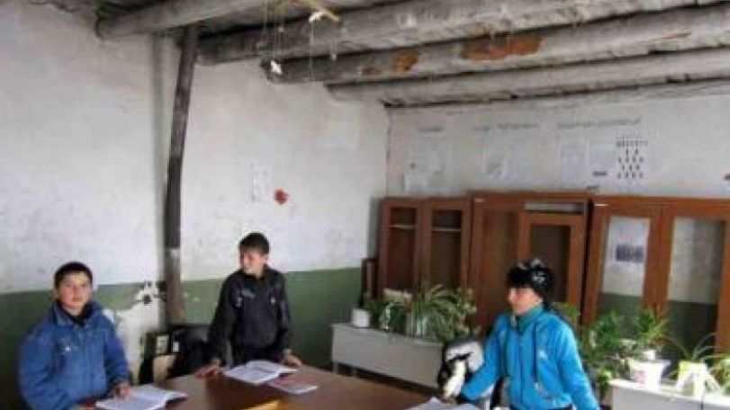Քանդված հատակ, փտած դռներ, առաստաղից երևացող գերաններ և մութ դասասենյակներ. Կուտականի դպրոցը