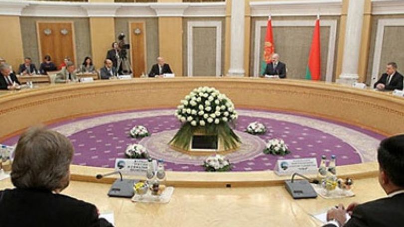 Президент Беларуси А. Лукашенко заботится об интересах Азербайджана, но ожидает помощи от Армении 