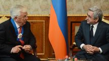 Президент Армении Серж Саргсян наградил Раймонда Паульса Медалью почета