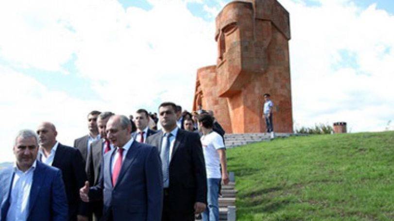 Президент НКР принял участие в церемонии открытия отреставрированного памятника «Мы и наши горы»