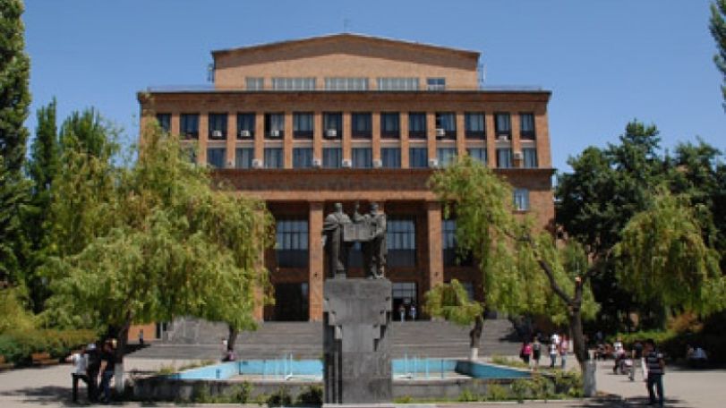 Около 20% студентов ЕГУ пока не внесли плату за учебу. Представитель альма-матер Армении заявляет о причинах частного характера 