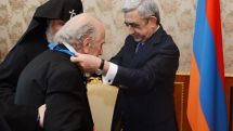 В Первопрестольном Св. Эчмиадзине открылся музей имени Рубена Севака. Президент Армении наградил мецената О. Чилинкиряна 