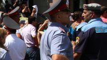 Տարբեր բուհերի մոտ ակցիա իրականացնող երիտասարդները երթով շարժվում են կառավարություն