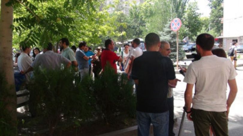 Ակցիա Վարչական դատարանի դիմաց. Եթե դատարանը 100 անգամ վերադարձնի հայցը, մենք նորից կդիմենք (Տեսանյութ)