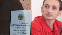 Активист АНК Тигран Аракелян устроил «прения» с судьей Апелляционного суда Армении на первом же заседании 