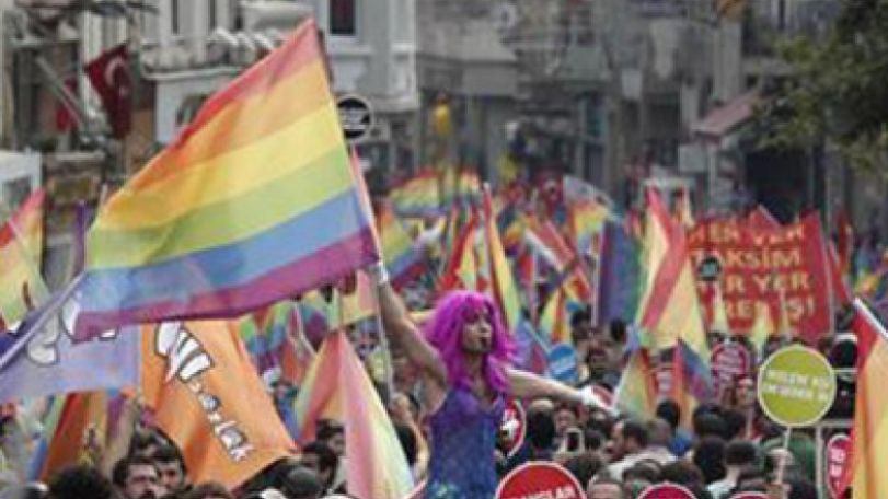Gay pride march in Taksim joined by Gezi protesters
