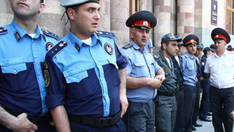 Բողոքի ակցիա կառավարության շենքի դիմաց. Պահանջում են Սուրիկ Խաչատրյանին ենթարկել քրեական պատասխանատվության