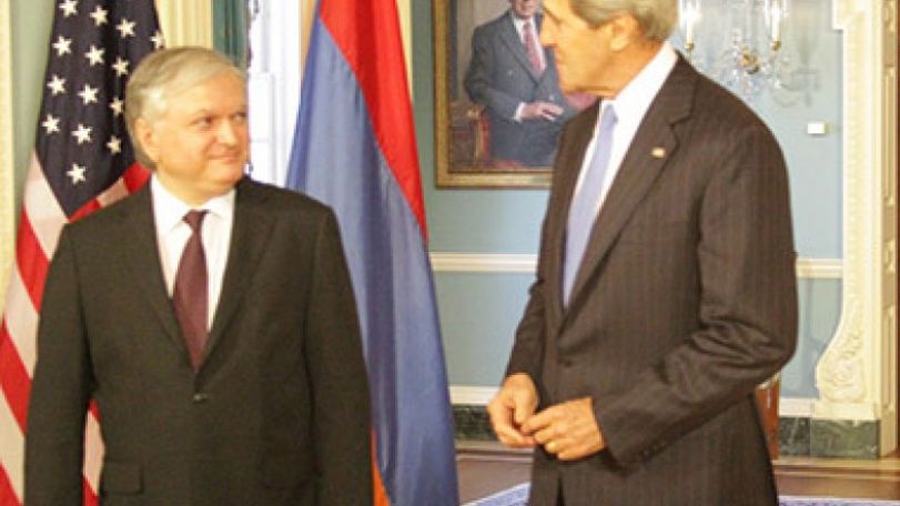 Kerry meets Armenian, Azeri foreign ministers