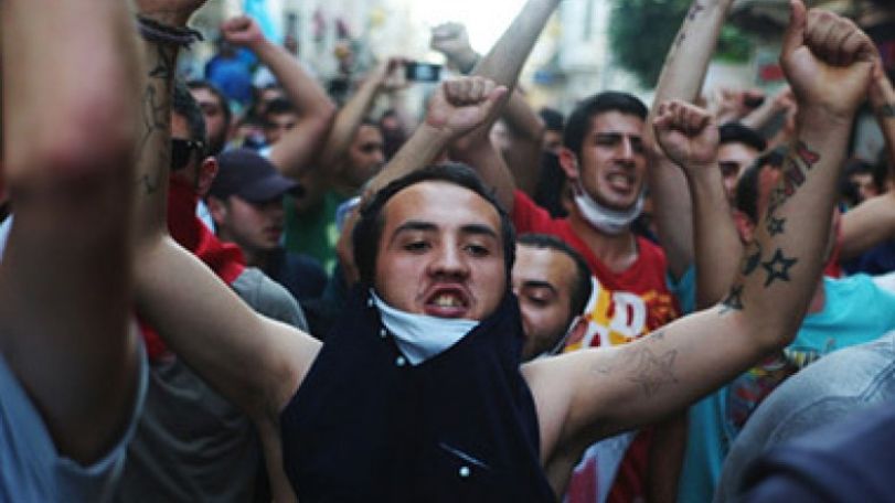 Protests rage in Istanbul's Besiktas