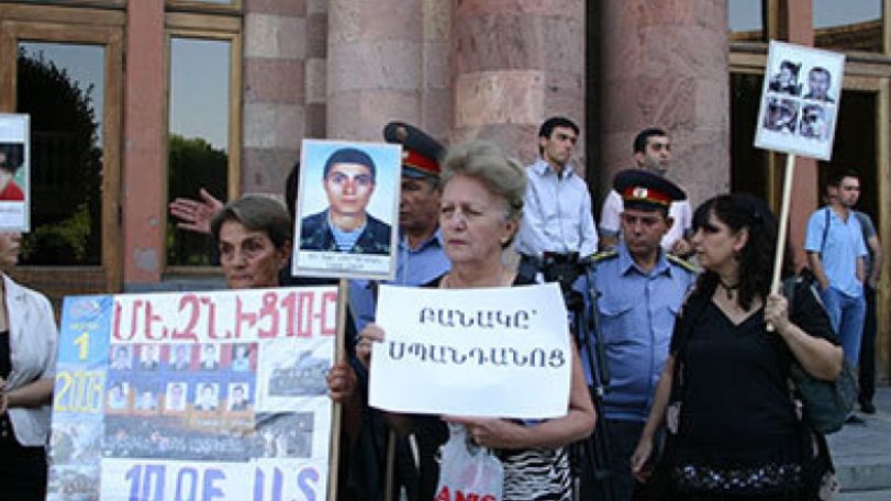 Начальник Полиции и глава Минобороны Армении пресекли акцию протеста родных погибшего военнослужащего Л. Степаняна 