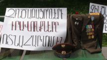 Группа ветеранов карабахской войны проводит акцию на Площади Свободы в Ереване