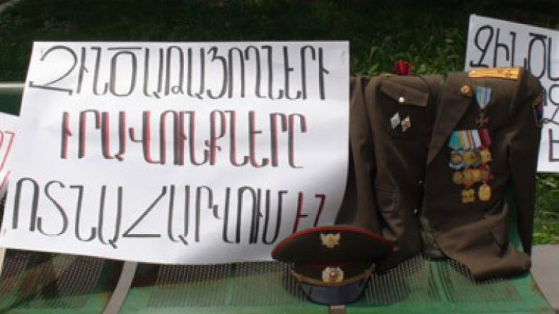 Группа ветеранов карабахской войны проводит акцию на Площади Свободы в Ереване