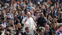 Pope Francis to wash offenders' feet on Maundy Thursday