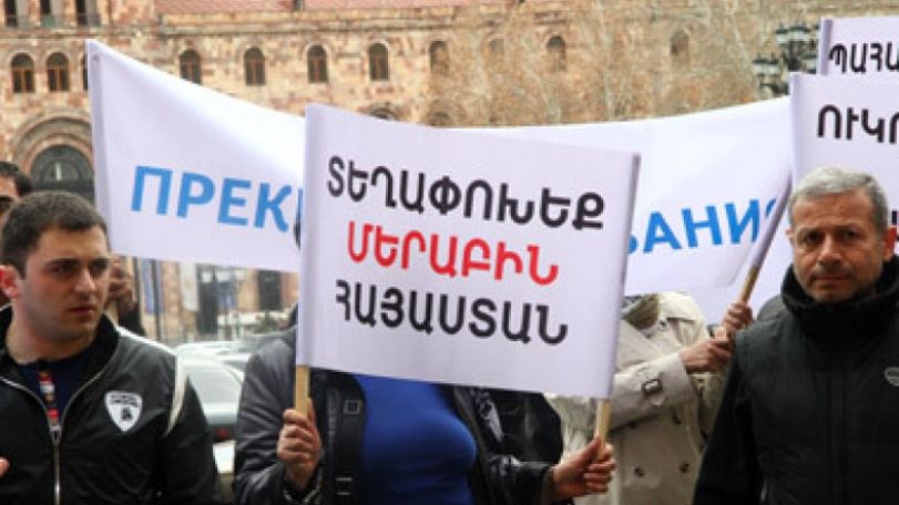 Ուկրաինայում ցմահ դատապարտված ՀՀ քաղաքացու հարազատները ԱԳՆ շենքի մոտ բողոքի ակցիա էին կազմակերպել.ԱԳՆ տեղյակ է խնդրին