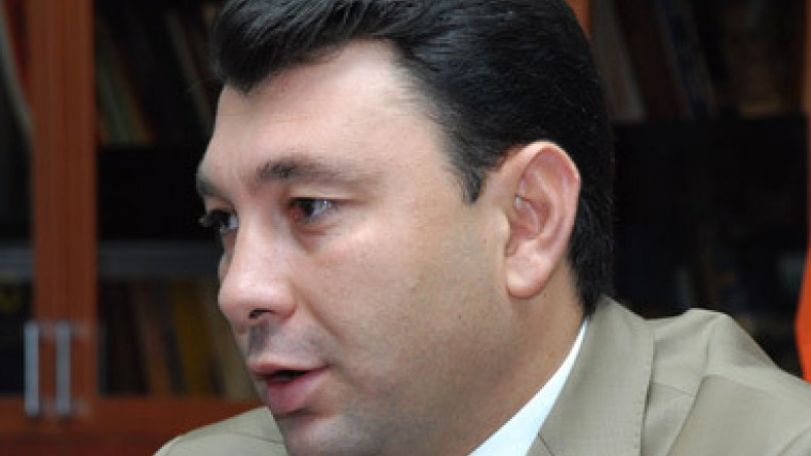 Вице-спикер парламента Армении Э. Шармазанов вновь призвал Раффи Ованнисяна вернуться из мира грез к реальности 