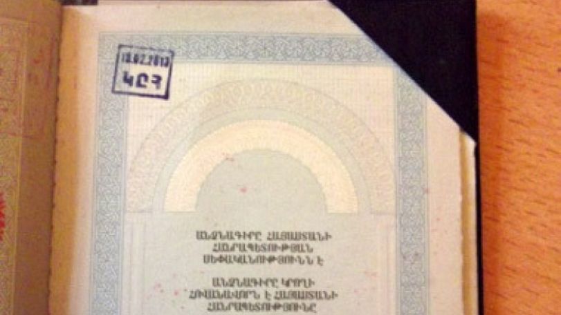 Глава предвыборного штаба кандидата в президенты Армении Паруйра Айрикяна заявляет об исчезновении печати из своего паспорта