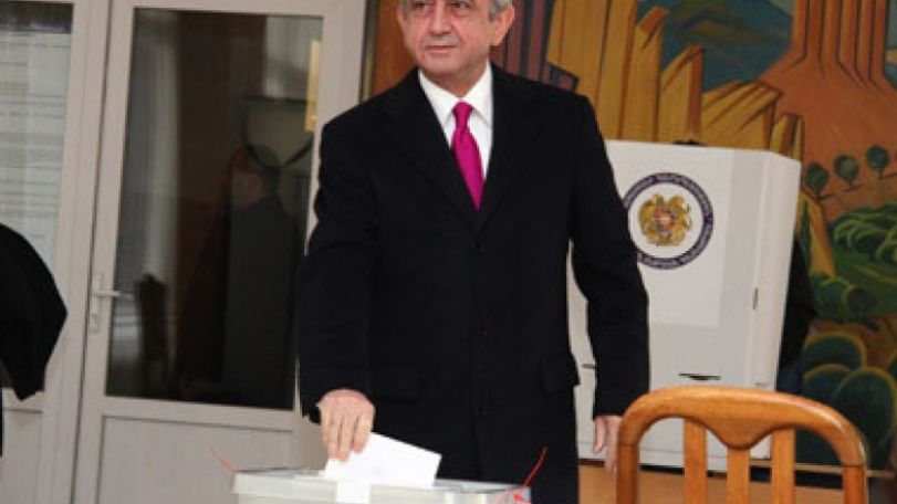 Serzh Sargsyan casts his ballot