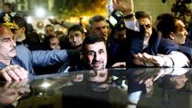 Shoes hurled at Ahmadinejad in Cairo