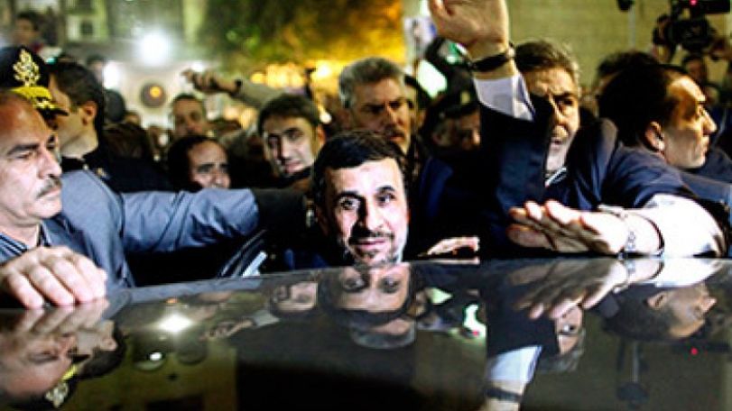 Shoes hurled at Ahmadinejad in Cairo