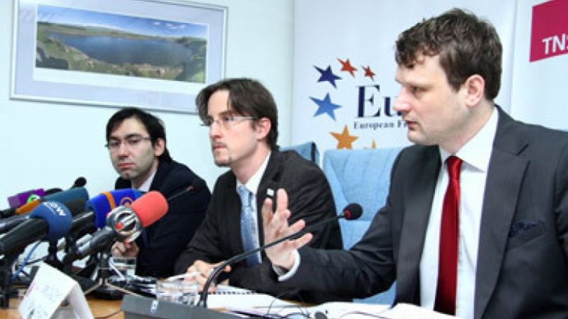 EuFoA: Менее всего симпатичны общественности кандидаты в президенты Армении П. Айрикян и Г. Багратян 