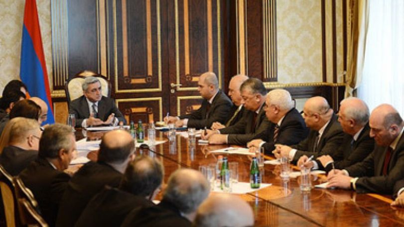 Սերժ Սարգսյանը խորհրդակցություն է հրավիրել Աշոտյանի ու ռեկտորների մասնակցությամբ