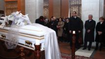 President Sargsyan bids farewell to famous Armenian singer Flora Martirosyan