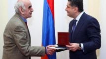 Т. Саркисян наградил Артавазда Пелешяна памятной медалью премьер-министра Армении 