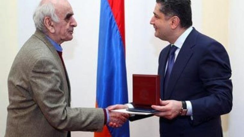 Т. Саркисян наградил Артавазда Пелешяна памятной медалью премьер-министра Армении 