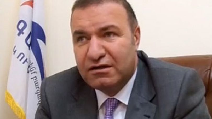 Նյարդայնացած պատգամավորը  դուրս է հրավիրել լրագրողին (տեսանյութ)