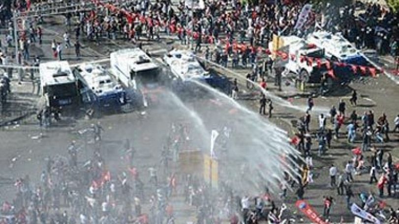 Police, protesters clash at Republic Day march in Turkey