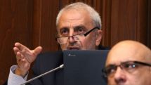 «Այդ աղբը երբ նայում ես, ֆիզիկական ցավ ես զգում». Արամ Մանուկյանը՝ մայրենի լեզվի անաղարտության մասին