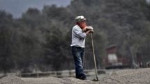 Chile's Calbuco volcano covers town of Ensenada in ash