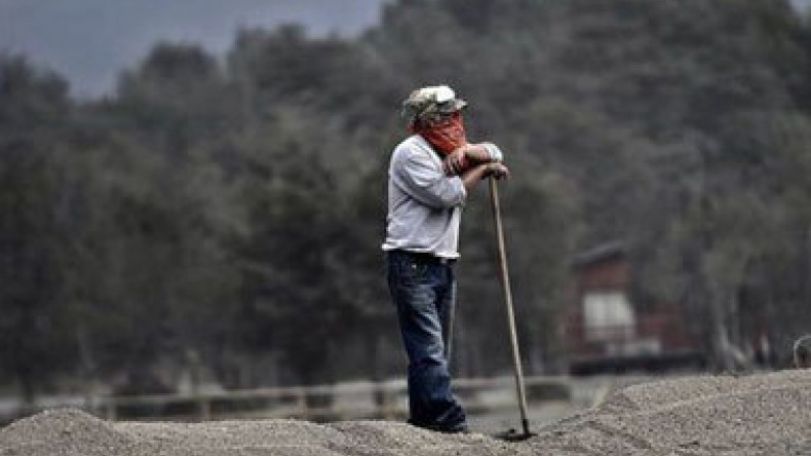 Chile's Calbuco volcano covers town of Ensenada in ash