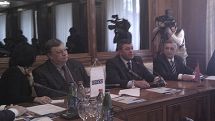 Начальник Полиции Армении В. Гаспарян благословил журналистов и подарил издание Нового Завета