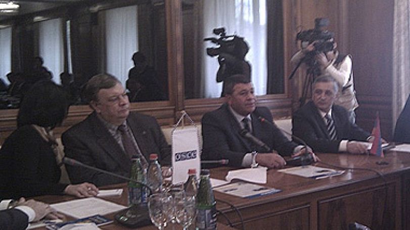 Начальник Полиции Армении В. Гаспарян благословил журналистов и подарил издание Нового Завета