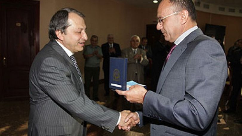 Seyran Ohanyan awards medals to Armenian chess players