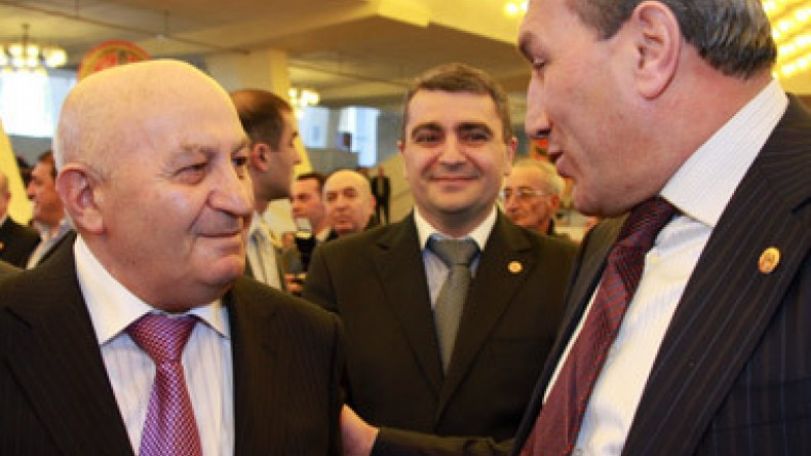 Անգործությու՞ն, թե՞ կախվածություն Մաքսիմ Հակոբյանից