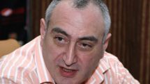 Политтехнолог: В НКР официальных лиц во время прогулки  не сопровождает охрана, так как они не боятся своего народа