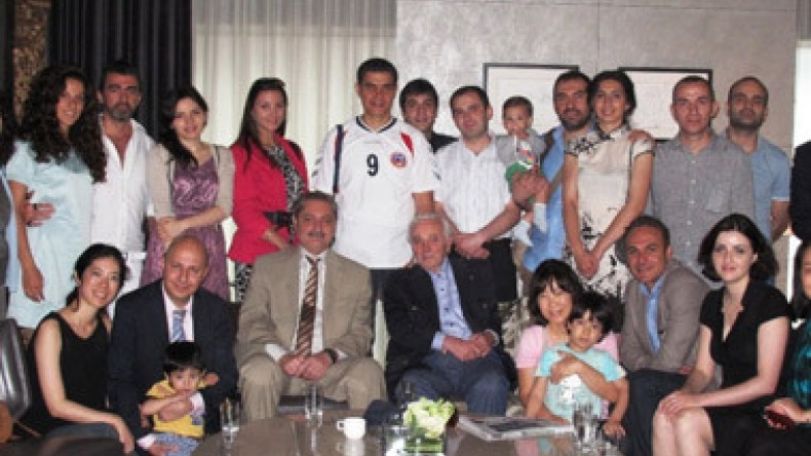 Charles Aznavour meets with Armenians of Shanghai 