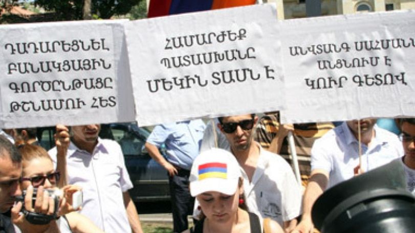 В Ереване состоялось шествие протеста в связи с событиями на границе: участники требуют пересмотреть критерии ответных действий
