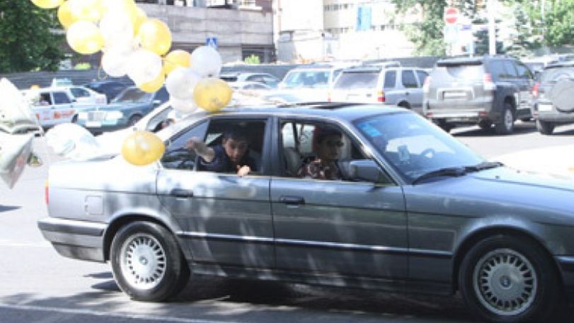 На штрафную площадку Дорожной полиции Армении доставлены 35 автомобилей, которые вели несовершеннолетние 