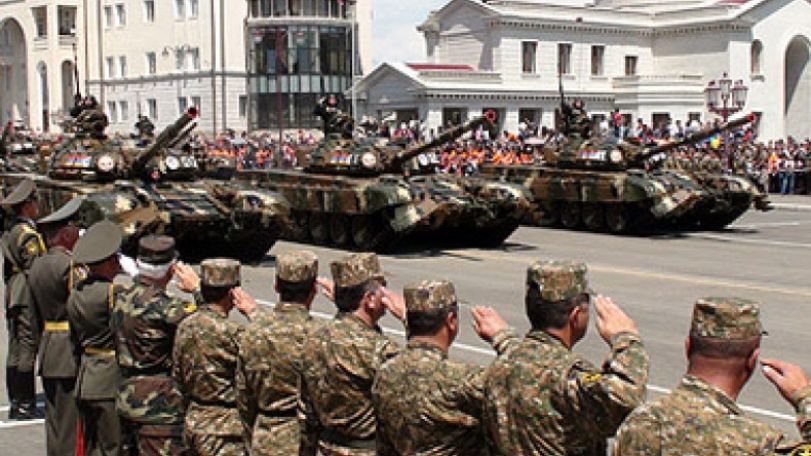 Обещанные Panorama.am фотосъемка и видеосюжет с парада в Степанакерте 9 мая 
