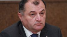 Э. Шармазанов оценил слова Н. Зограбян как «истеричные», она в ответ назвала его «хладнокровным». Дуэль продолжил Г. Меликян  