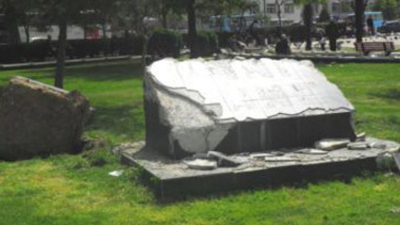В Турции полностью уничтожили памятник покойному певцу армянского происхождения Онно Тунчу 