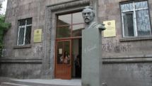 Скандал с министром образования Армении А. Ашотяном разгорается. ЕГЛУ намекает на посягательства в отношении здания вуза   